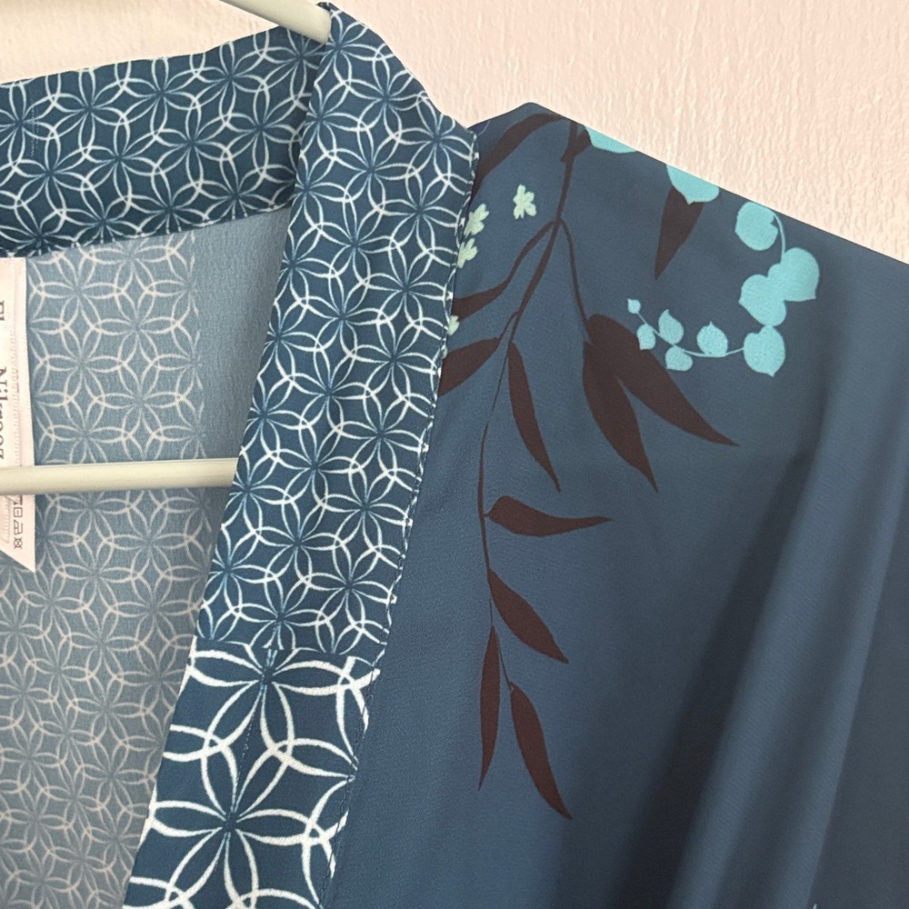 Flora Nikrooz Teal and White Short Kimono with Geometric Print - Picture 4 of 6